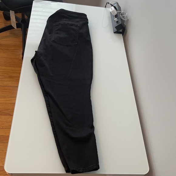 Gloria Vanderbilt Black Stretch Skinny Jeans (24W) - Picture 2 of 3